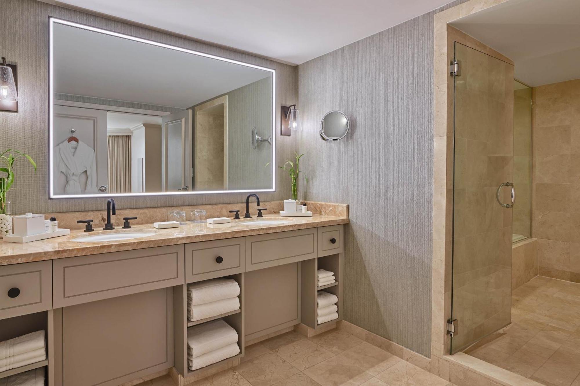 Buckhead & Peachtree Suite 1 Bedroom Suite 1 King
