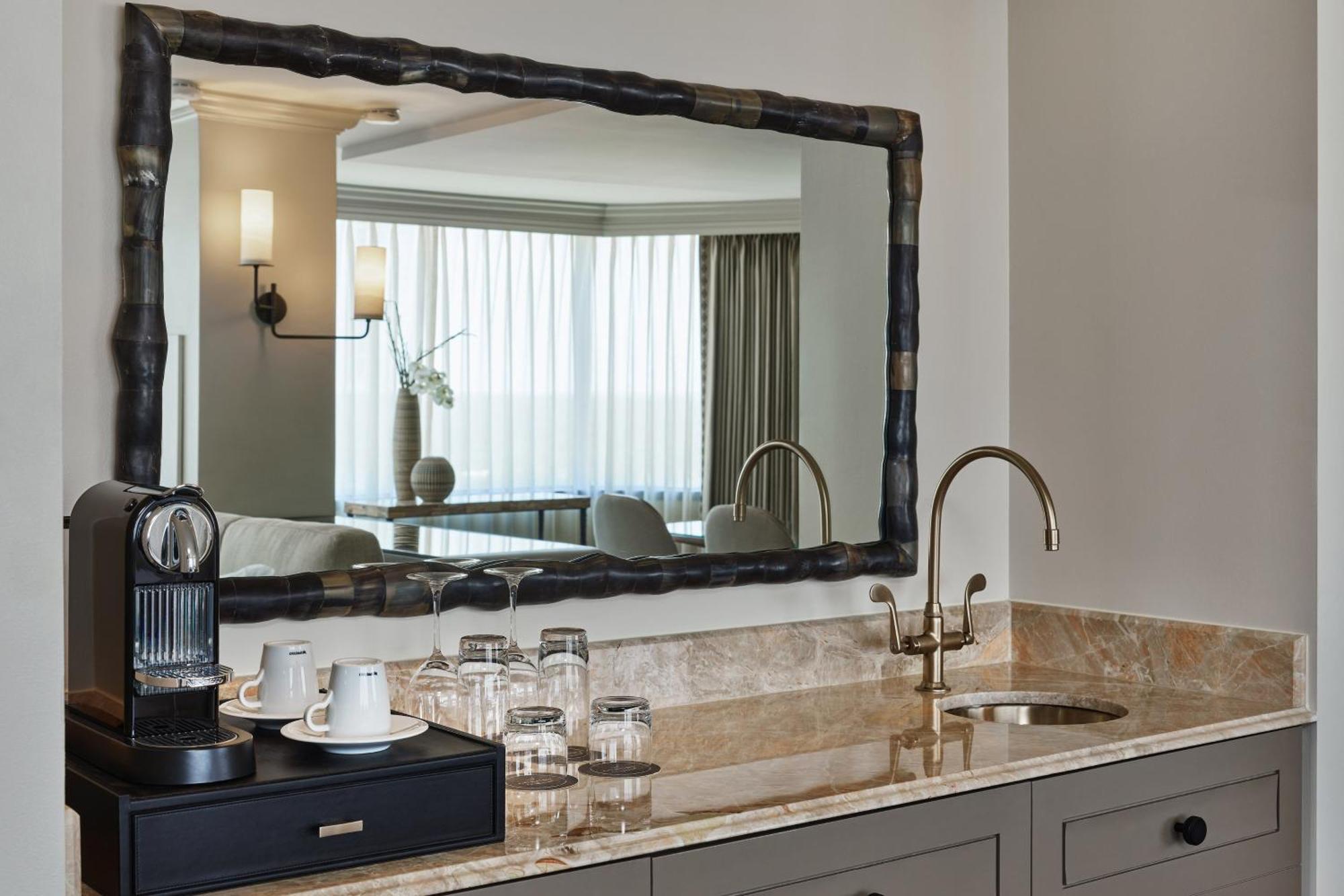 Buckhead & Peachtree Suite 1 Bedroom Suite 1 King