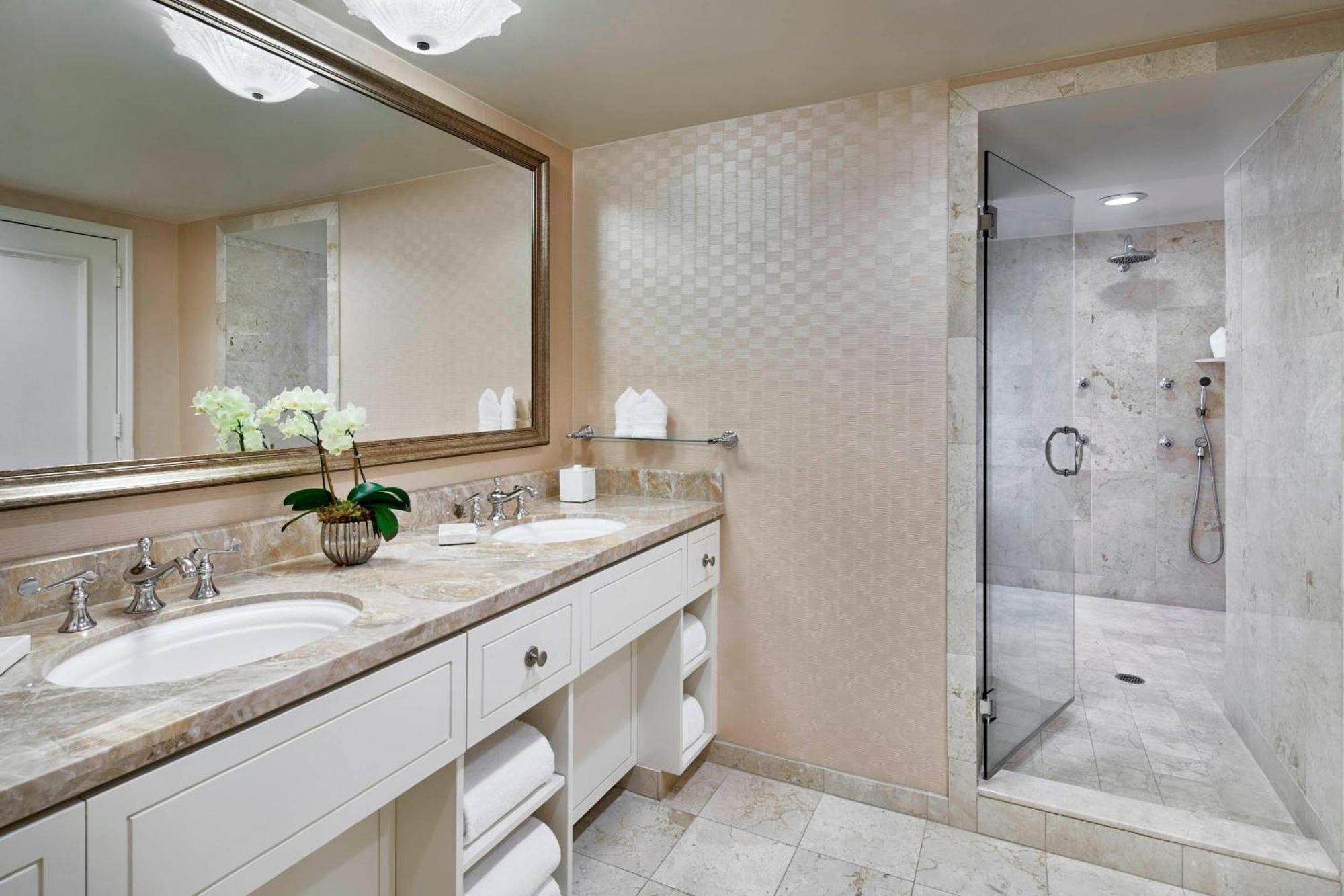 One-Bedroom Presidential King Suite Skyline View
