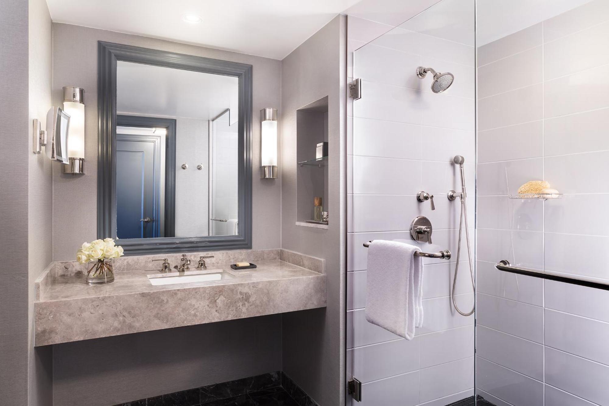Deluxe King Room City View